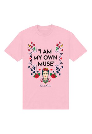 Rød t-shirt med sort tekst "Jeg er min egen muse," omgivet af farverige blomster og et portræt af Frida Kahlo med røde roser og hjerter.