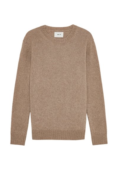 Beige gebreide trui met een ronde hals, lange mouwen en geribbelde manchetten en zoom; heeft een gestructureerd patroon overal.