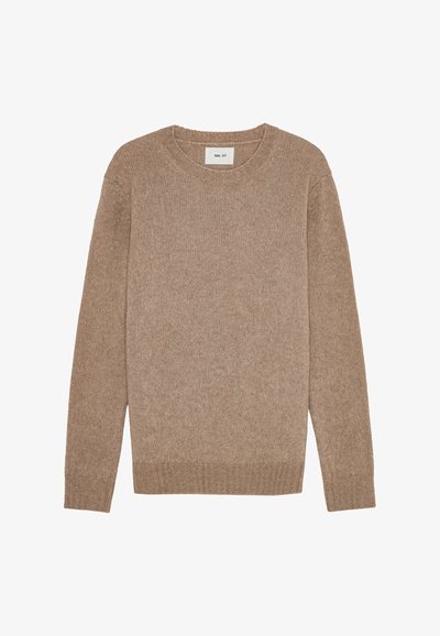 Beige gebreide trui met een ronde hals, lange mouwen en geribbelde manchetten en zoom; heeft een gestructureerd patroon overal.