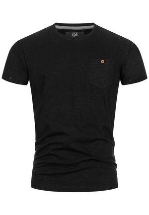 Sort kortærmet t-shirt lavet af blødt stof, med en lomme på venstre bryst og en lille orange knapdetalje samt en rund halsudskæring.