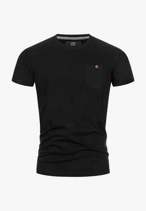 Sort kortærmet t-shirt lavet af blødt stof, med en lomme på venstre bryst og en lille orange knapdetalje samt en rund halsudskæring.