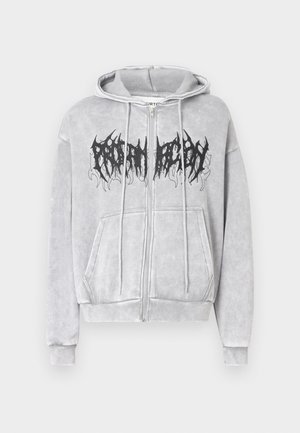 Γκρι φούτερ με φερμουάρ από μαλακό ύφασμα, με μαύρο γραφικό σχέδιο στο στήθος. Διαθέτει κορδόνια και μπροστινές τσέπες.