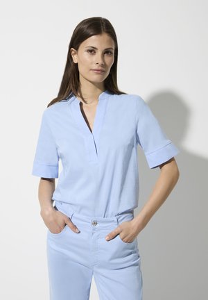 Helles blaues Kurzarm-Blusenshirt mit einem Stehkragen und einer lässigen Passform. Der Stoff wirkt glatt mit einem dezenten Glanz.