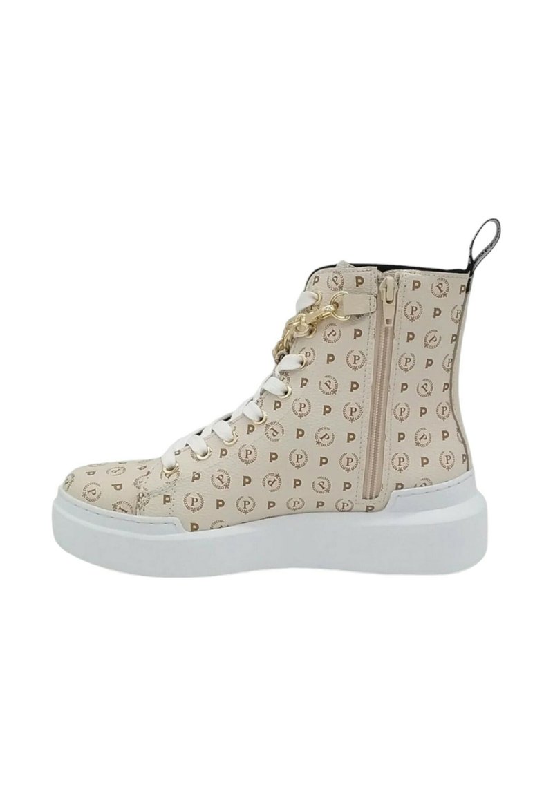 Beige hoge sneaker met gouden logopatroon, witte zool, zijrits en gouden hardwareaccenten. Textuurmateriaal met contrasterende elementen.
