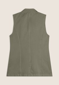 Gilet senza maniche in verde oliva, con una vestibilità sartoriale, dettagli di cuciture verticali e una texture del tessuto liscia. Nessun hardware visibile.
