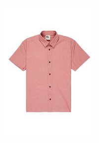 Camisa de manga corta con botones en color rosa claro, tejido texturizado con cuello regular, cinco botones marrones y una etiqueta central en el pecho.