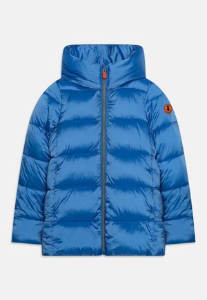 Blaue gesteppte Jacke mit Kapuze, mit horizontaler Steppstruktur, einem Reißverschluss vorne und einem orangefarbenen Logopatch auf der linken Schulter.