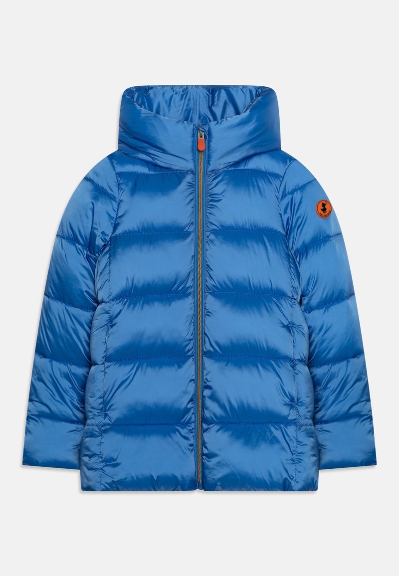 Veste matelassée bleue avec capuche, présentant une texture matelassée horizontale, une fermeture éclair à l'avant et un patch logo orange sur l'épaule gauche.