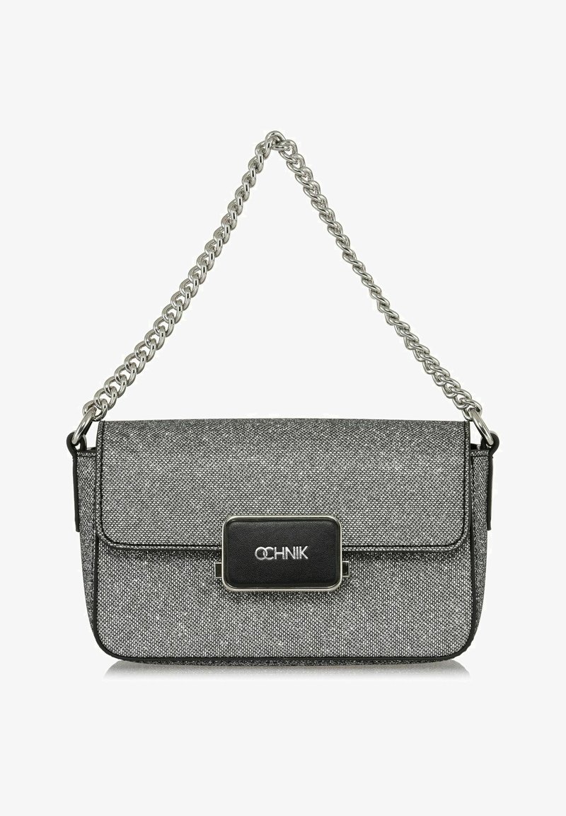 Metaliczna szara torba na ramię o teksturowym wykończeniu, srebrny łańcuszek, prostokątny zamek z logo. Kompaktowy i zorganizowany design.