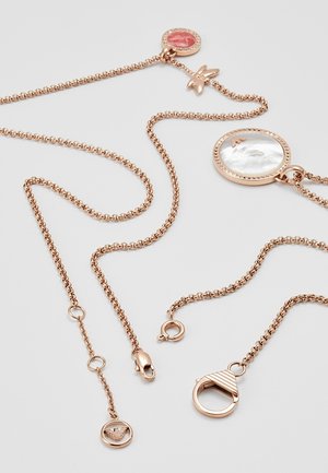 Řetízek z růžového zlata s kulatým bílým přívěskem z perleti, malým růžovým přívěskem, detaily vážky a zapínáním na karabinu.