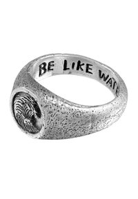 Anello d'argento con superficie texturizzata, caratterizzato da un design di impronta digitale prominente e l'iscrizione "SII COME L'ACQUA" all'interno.