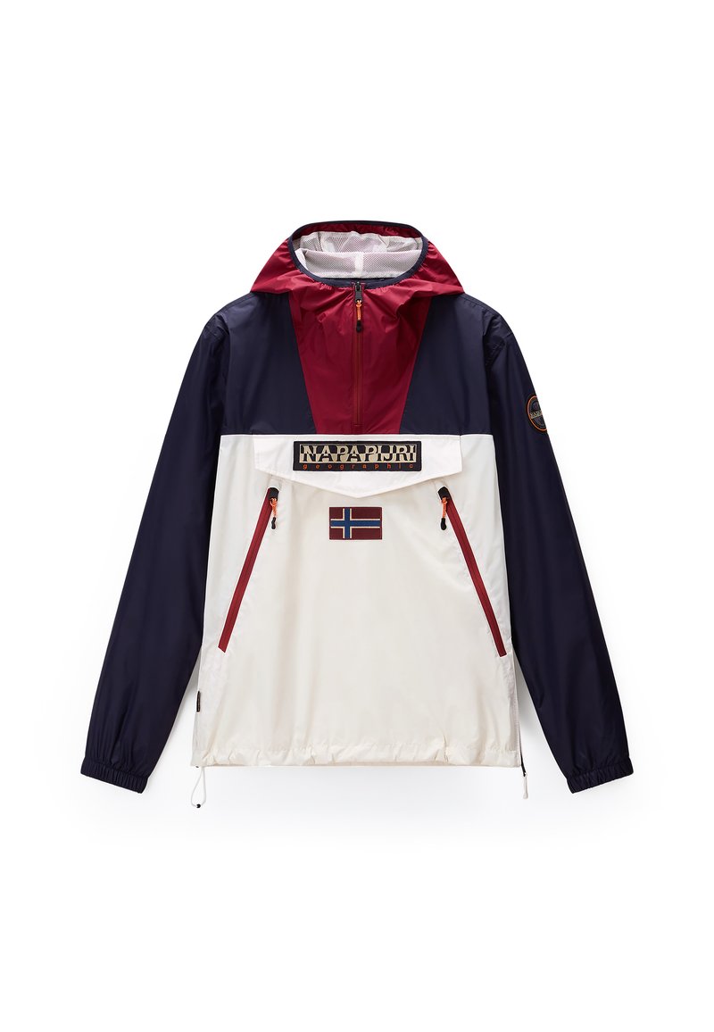Cazadora cortavientos en color bloque con paneles en azul marino, burdeos y blanco. Presenta un cuello con cremallera, dos bolsillos frontales y un parche con el logo que incluye un detalle de bandera.