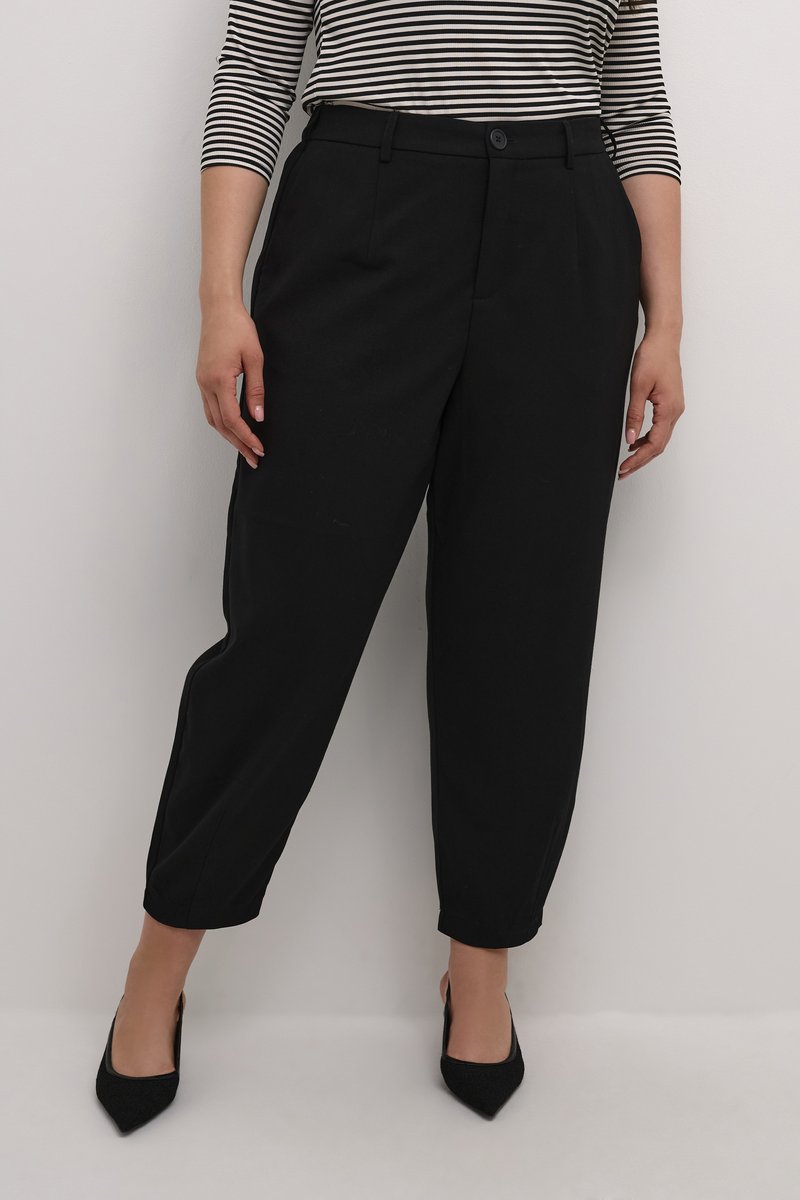 Pantalon noir ajusté avec une texture lisse, présentant une coupe droite, des poches avant et une fermeture à bouton unique à la taille.
