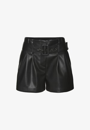 Schwarze Ledershorts mit einem breiten Gürtel, die vorne Falten haben, eine glatte Textur aufweisen und ein rechteckiges Schnallen-Detail besitzen.