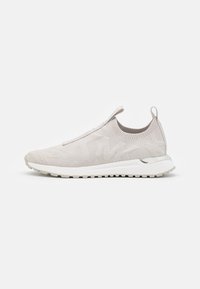Baskets slip-on gris clair avec un dessus en maille à motif texturé, un col rembourré et une semelle en caoutchouc offrant une bonne adhérence.