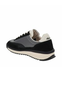 Sneaker nera e grigia con tomaia in suede e liscia, lacci color crema e suola in gomma rigata. Branding sul tallone.