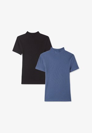 Due magliette a manica corta con collo alla coreana, una nera e una blu. Il materiale presenta una consistenza a coste; design aderente con scollature strutturate.