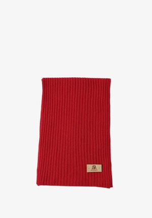 Écharpe en tricot côtelé rouge avec un design texturé. Elle présente une petite étiquette marron avec un logo dans le coin inférieur. Tissu en matériau doux.