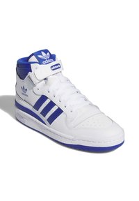 Hvide højtop sneakers med blå accenter, med tre lodrette striber, en velcro-strop, perforeret tå og polstret krave.