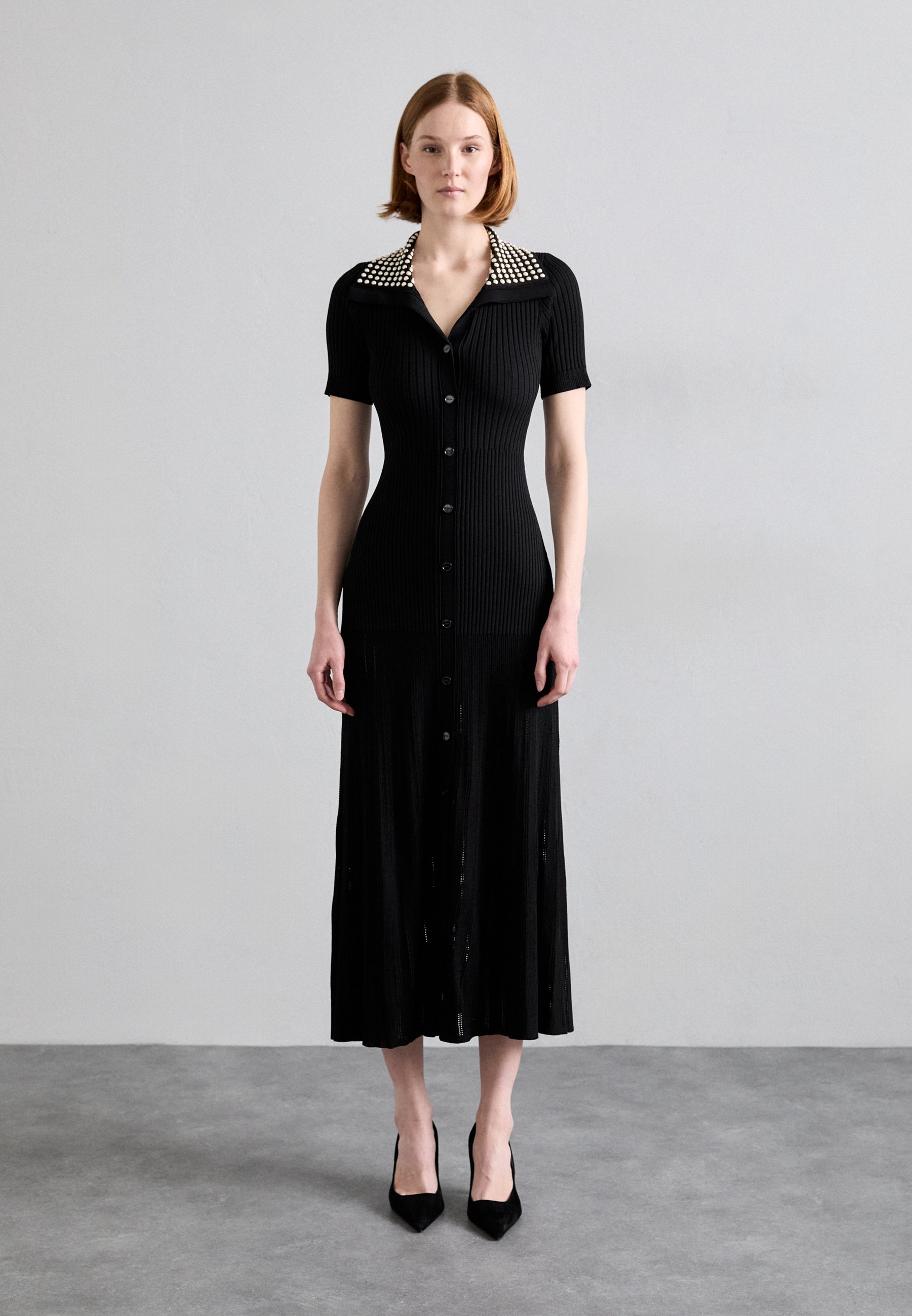 sandro★ROBE LONGUE EN MAILLE A STUDS ワンピース Robe longue ornée de pastilles gris / noir pour femme