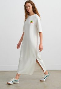 Next REGULAR FIT - SHORT SLEEVE CREW NECK BACK GRAPHIC MIDI - Haljina od žerseja - off white cream fruit graphic