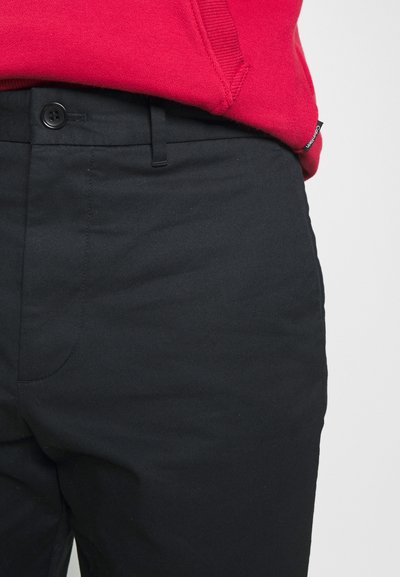 WOOD WOOD MARCUS LIGHT TWILL TROUSERS - Chinosy