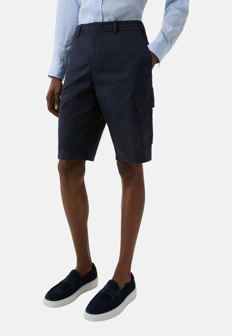 Marine cargo shorts lavet af letvægts bomuldsblanding, med elastisk talje, sidelommer og en afslappet pasform.