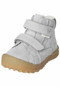 Zapato de cuero gris con dos correas de Velcro, superficie texturizada, acento verde y suela de goma con pequeños tacos para tracción.