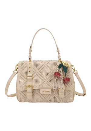 Borsa a mano in pelle beige traforata con manico superiore, tracolla regolabile, accessori dorati e nappine decorative con ciliegie rosse.