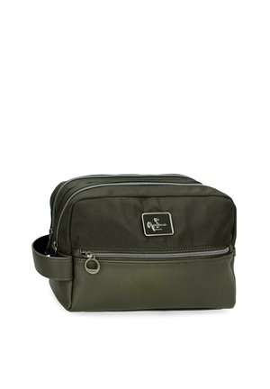 Bolsa de aseo de color verde oscuro con dos compartimentos con cremallera, bolsillo frontal con cremallera, asa lateral y una pequeña etiqueta rectangular de la marca.