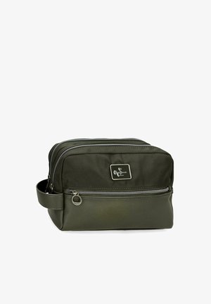 Bolsa de aseo de color verde oscuro con dos compartimentos con cremallera, bolsillo frontal con cremallera, asa lateral y una pequeña etiqueta rectangular de la marca.
