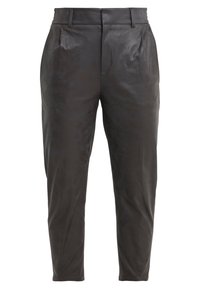 Zwarte leren broek met een gladde textuur, voorzien van een getailleerde pasvorm, voorplooien en een standaard tailleband met riemlussen.