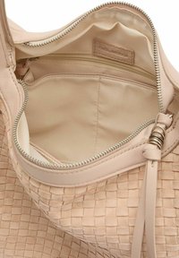Borsa a tracolla in pelle beige intrecciata con chiusura con zip. L'interno presenta una fodera in tessuto morbido e una tasca con zip aggiuntiva.