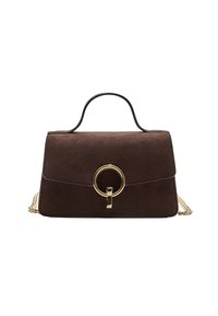 Sac à main en daim marron au design structuré, avec un détail en métal doré en forme de cercle et une petite poignée supérieure, ainsi qu'une bandoulière en chaîne.
