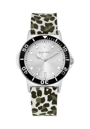 Silberne runde Uhr mit schwarzer Lünette, weißem Zifferblatt, Punkte- und Balkenstundenmarkierungen und weißem Armband mit dunkelgrünem Tarnmuster.