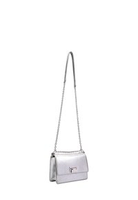 Zilveren metallic schoudertas met een kettingstrap, rechthoekige vorm, gladde textuur en een sluitklep aan de voorkant met een klein logo hardwaredetail.