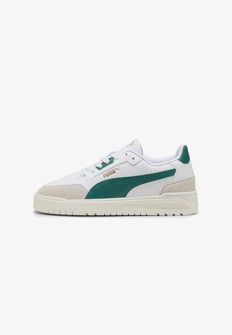 Valged sneakerid roheliste aktsentidega, tekstuurse naha ja sametise disainiga, ümmarguse nina, lame tald ja kuldne brändimine küljel.