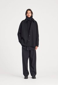 GAI+LISVA BITTEN - Kratek plašč - black
