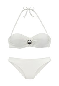 Weißes Bikini-Set mit einem Bandeau-Top, das in der Mitte mit einem schwarzen kreisförmigen Akzent verziert ist, und verstellbaren Halterneck-Trägern; inklusive passendem Bikini-Oberteil.