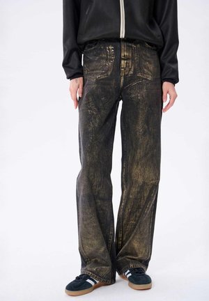 - Jeansy Relaxed Fit