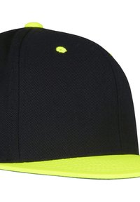Schwarze Kappe mit flacher Krempe, die an der Unterseite und bei den Akzenten leuchtend gelb ist. Hergestellt aus strukturiertem Stoff mit gesteppten Nähten.