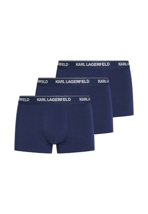 Három tengerészkék férfi boxeralsó fekete derékpánttal, amelyen fehér "KARL LAGERFELD" felirat olvasható, egymás mellett bemutatva fehér háttéren.