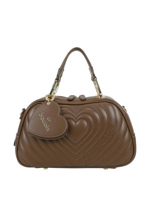 Borsa trapuntata marrone con motivo a cuore, con ferri dorati e una targhetta a forma di cuore. Presenta manici corti e una forma strutturata.