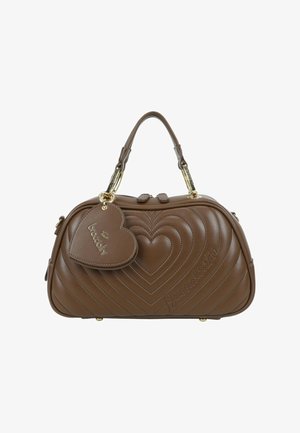 Borsa trapuntata marrone con motivo a cuore, con ferri dorati e una targhetta a forma di cuore. Presenta manici corti e una forma strutturata.