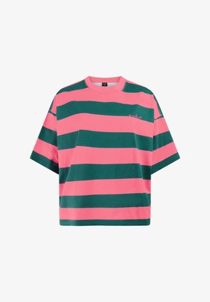 Oversized T-shirt met korte mouwen en brede horizontale roze en groene strepen, voorzien van een klein borstzakje met subtiele tekstdetail.