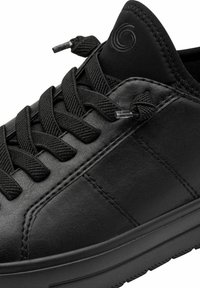 Sneaker en cuir noir avec une surface texturée, des lacets noirs plats, un'embout arrondi, et un col rembourré avec un détail de logo.