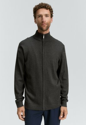 Dunkelgrauer Reißverschluss-Pullover mit hohem Kragen, gerippten Bündchen und Saum, aus strukturiertem Stoff, mit einem dezenten Logo auf der Brust.