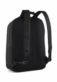 Zaino nero con texture a rete, spallacci imbottiti e una maniglia superiore. Presenta tasche laterali e un sottile dettaglio riflettente lungo la cerniera.