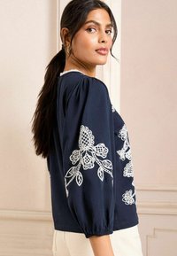 Love & Roses REGULAR FIT - 3/4 CREW NECK  - Tops ar garām piedurknēm - navy floral embroidery