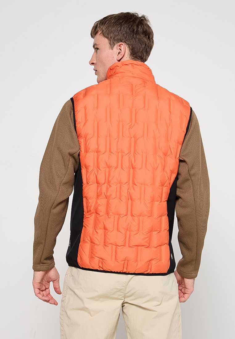 Die gepolsterte Weste verfügt über eine orangefarbene Vorderseite, ein strukturiertes Design und schwarze Seiten. Ein hoher Kragen und Reißverschlusstaschen erhöhen die Funktionalität.